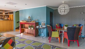 Petit déjeuner buffet (13.50 EUR par personne)