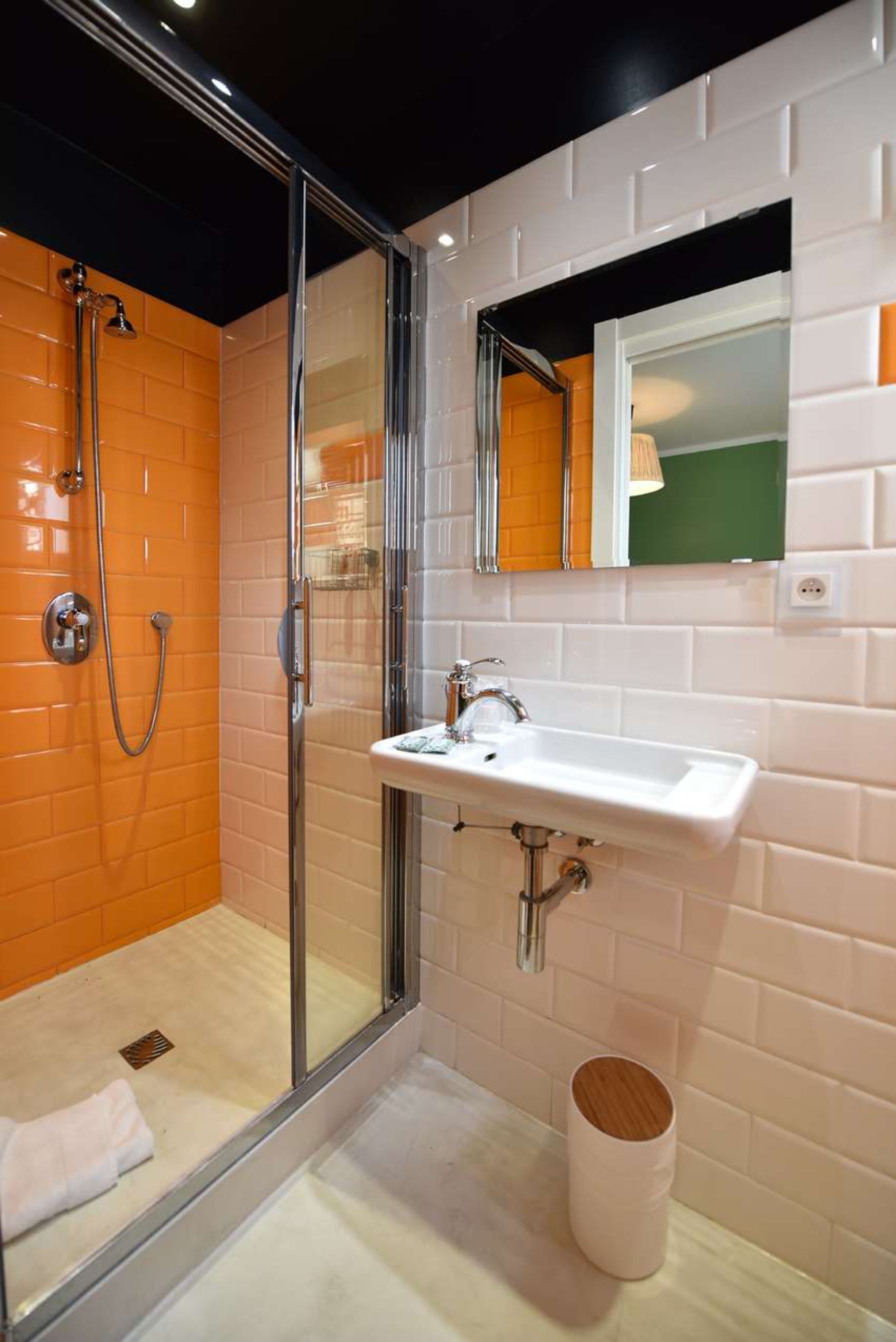 standard double room | bathroom | shower, rainfall showerhead, free toiletries, hair dryer