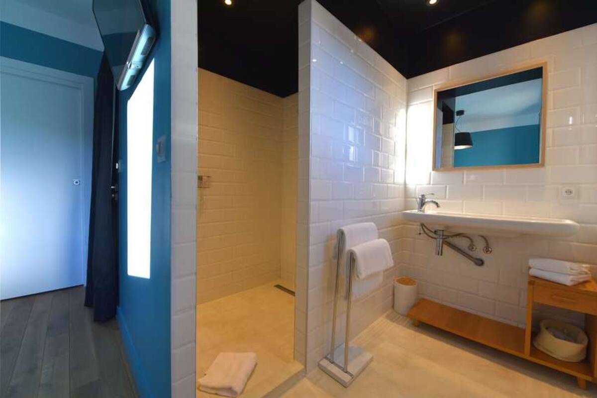 superior double room | bathroom | shower, rainfall showerhead, free toiletries, hair dryer