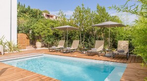 حمّام سباحة خارجي، مفتوح من 9 صباحاً إلى 7:30 مساءً، مقاعد للتشمس