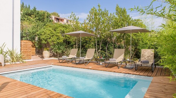Piscine extérieure, chaises longues