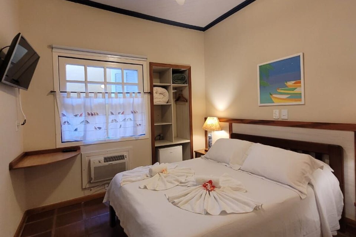 Economy Room | Minibar, in-room safe, laptop workspace, soundproofing