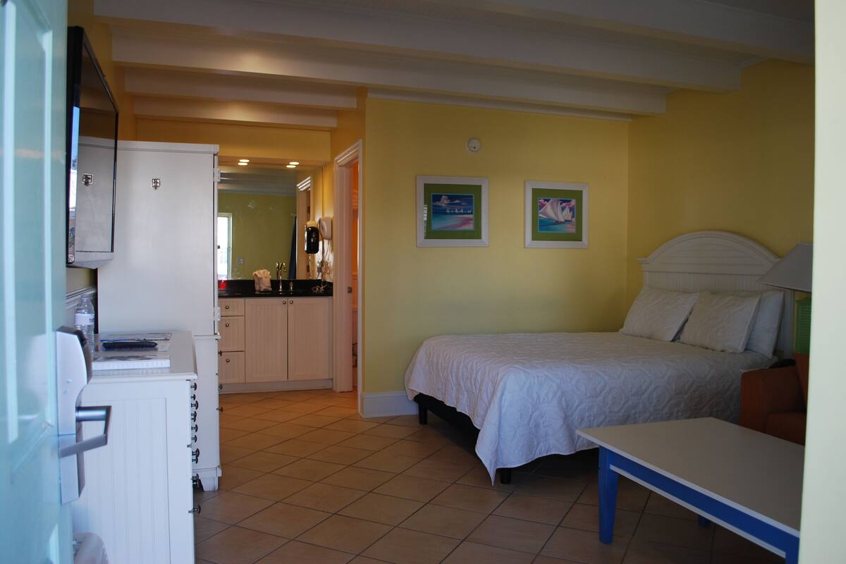 Queen Suite | Free WiFi, bed sheets