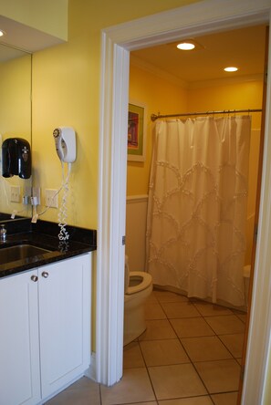 Double Queen | Bathroom | Combined shower/bathtub, towels