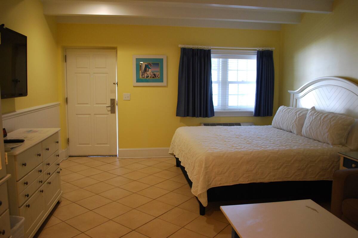Room, 1 King Bed with Sofa bed | Free WiFi, bed sheets