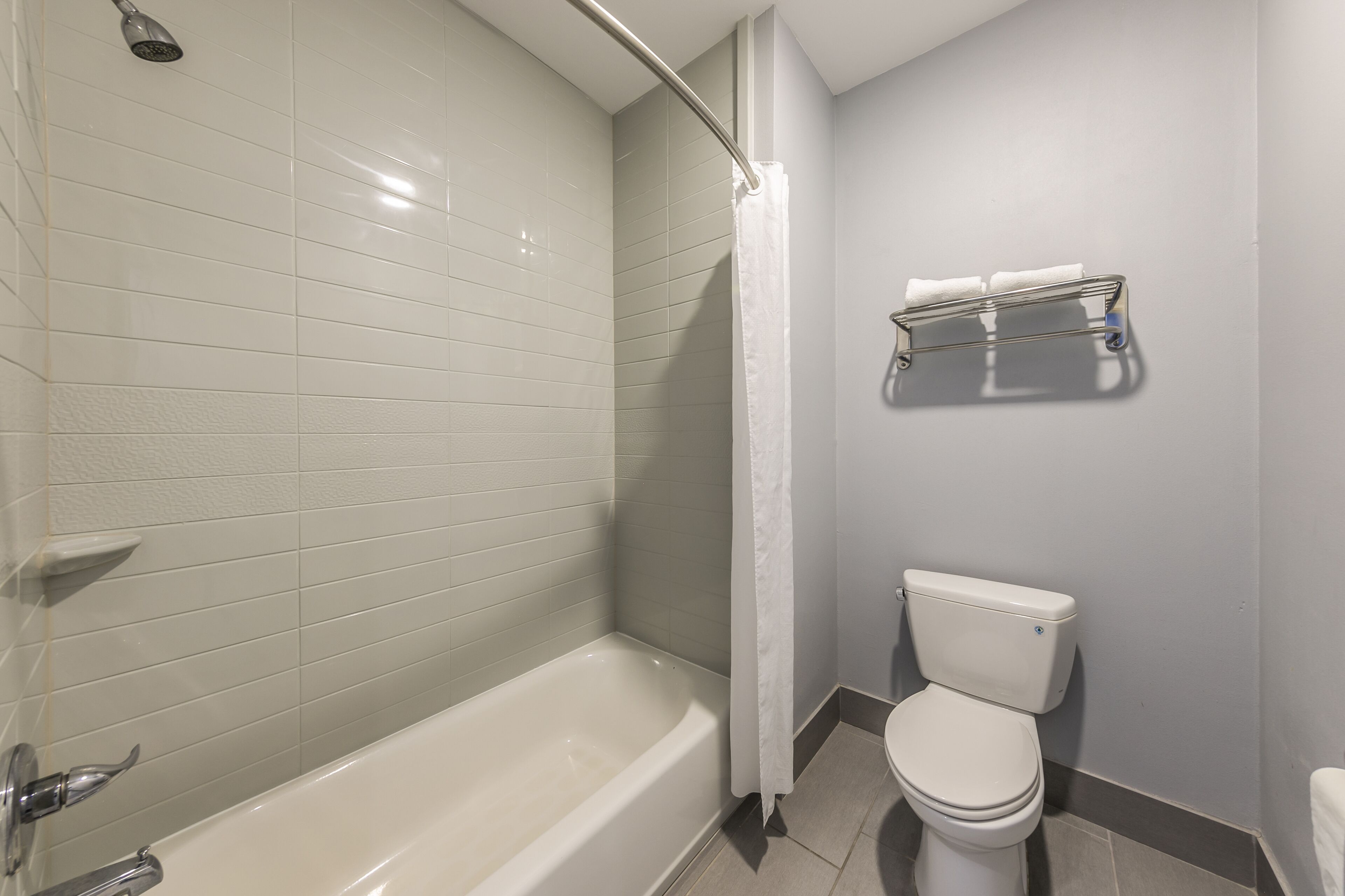Habitación individual estándar | Baño | Ducha y bañera combinadas y artículos de higiene personal gratuitos