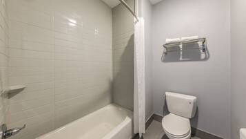 Habitación individual estándar | Baño | Ducha y bañera combinadas y artículos de higiene personal gratuitos