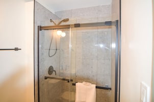 Ensemble baignoire-douche, articles de toilette (gratuits)