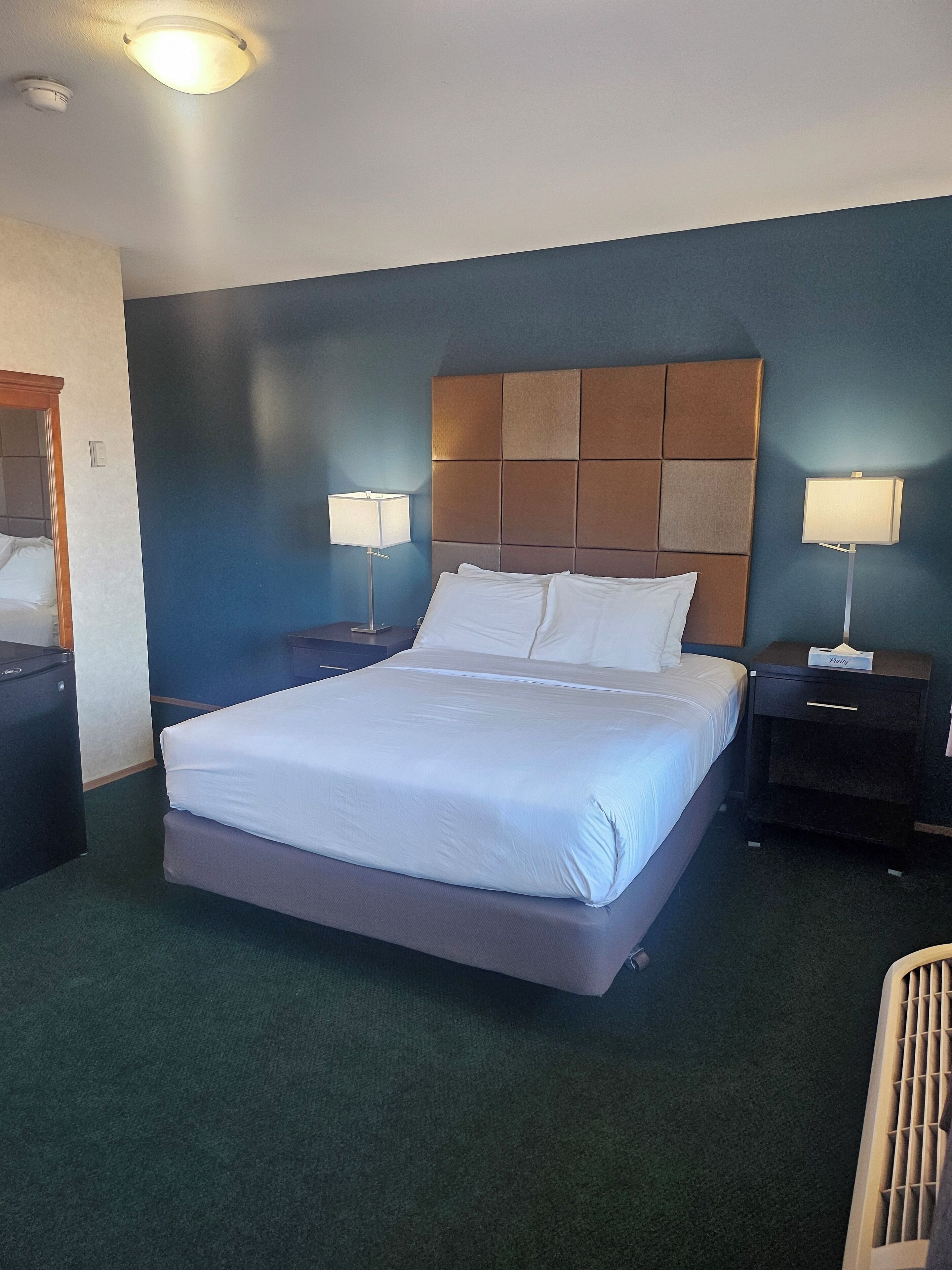 Desk, soundproofing, free WiFi, bed sheets