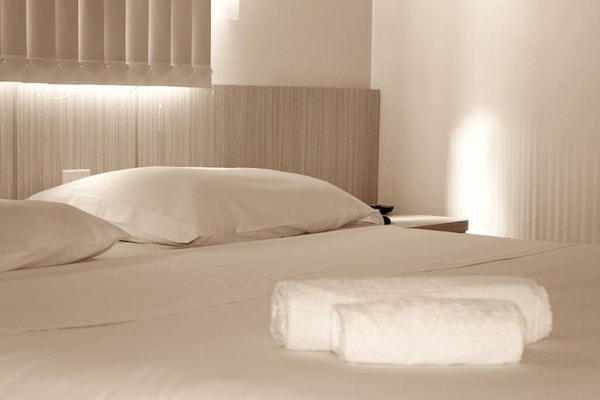 Quarto triplo superior | Frigobar, escrivaninha, espaço de trabalho para notebook