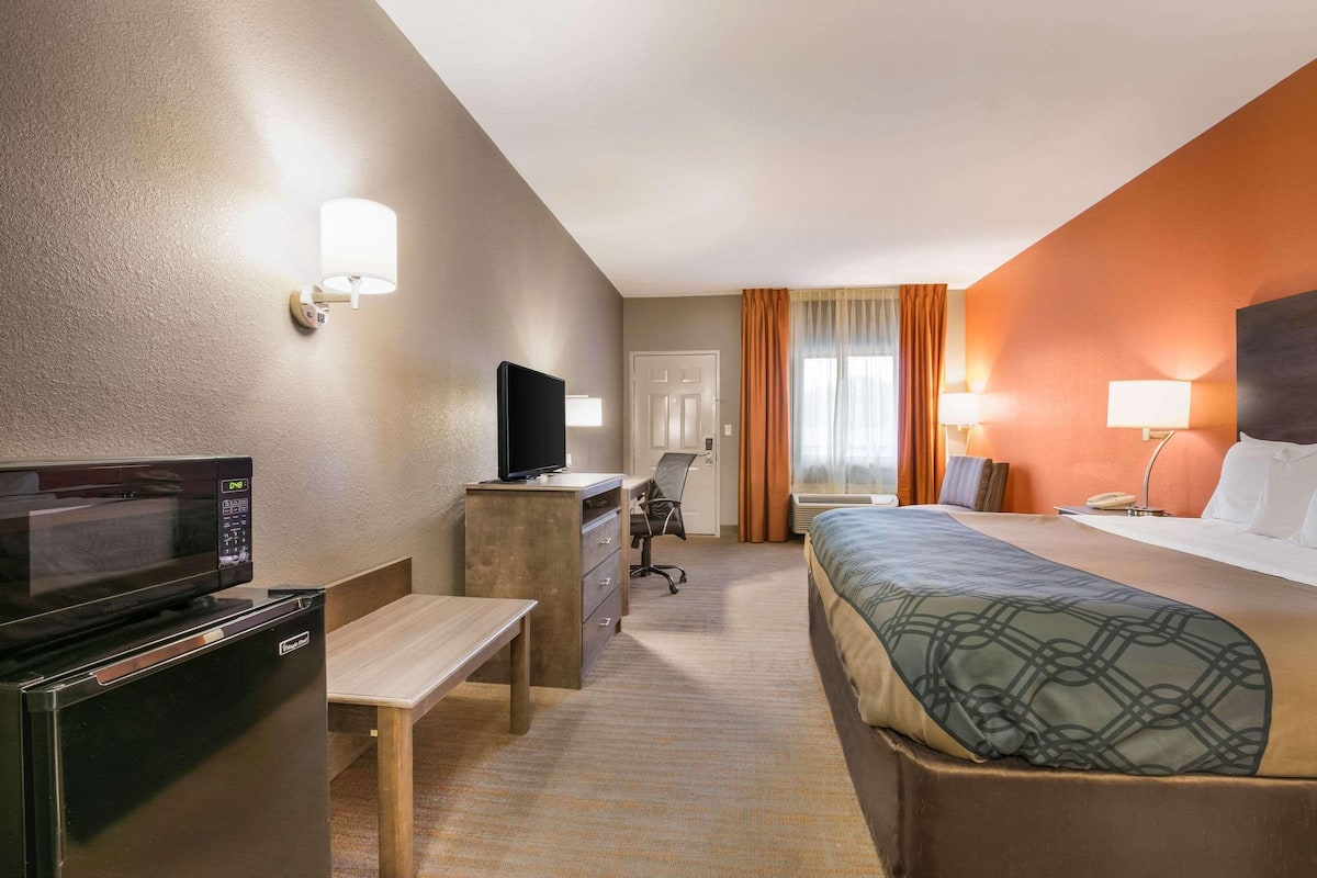 Desk, soundproofing, WiFi (free), bed sheets