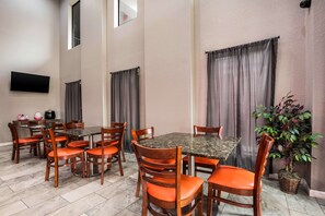 Free daily on-the-go breakfast - Econo Lodge Forrest City I-40 (Forrest City)