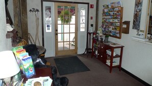 Um quarto aconchegante com porta de madeira, uma estante e um bicho de pelúcia.