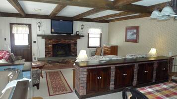 Honeymoon Room, 1 King Bed | Individually decorated, individually furnished, cots/infant beds