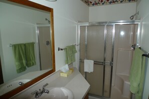 Quarto lua de mel, 1 cama King | Banheiro | Chuveiro/banheira combinados, produtos de toalete grátis