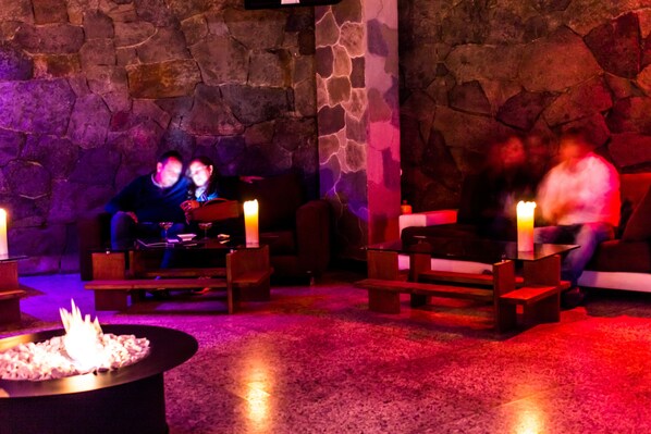 3 bars/lounges