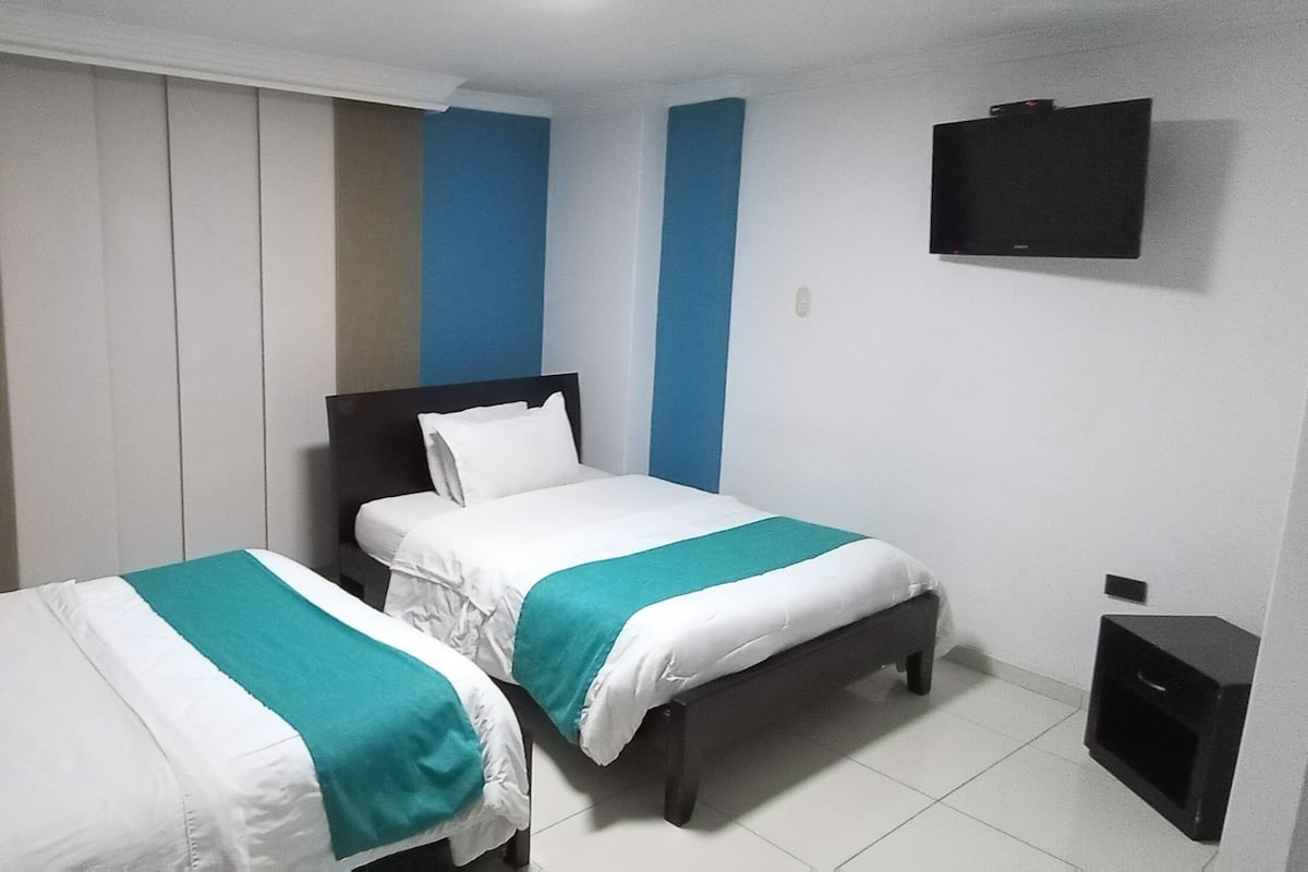 Twin kamer | Een minibar, een bureau, gratis wifi