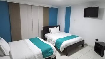 Habitación con 2 camas individuales | Minibar, escritorio y wifi gratis