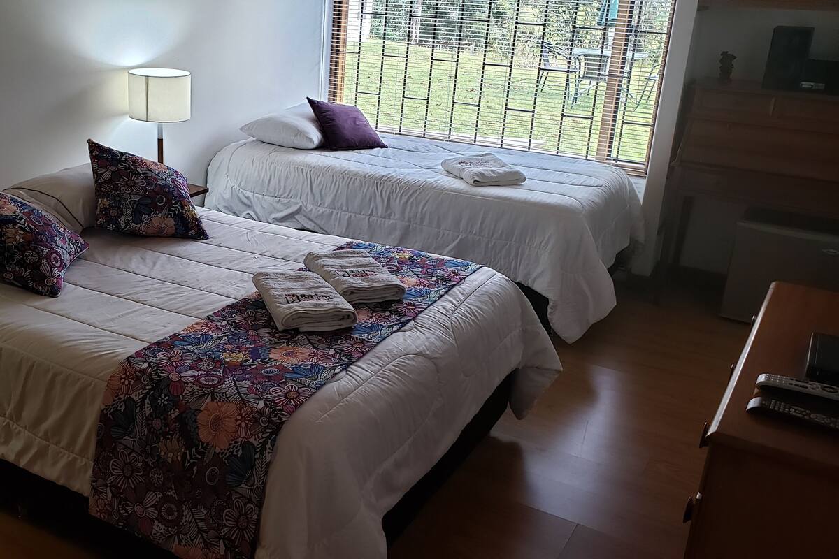 HABITACION SUITE FAMILIAR | Ropa de cama de alta calidad, camas con pillow-top y cortinas blackout