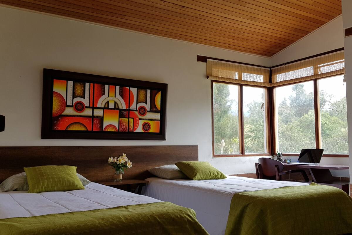 HABITACION SUPERIOR | Ropa de cama de alta calidad, camas con pillow-top y cortinas blackout