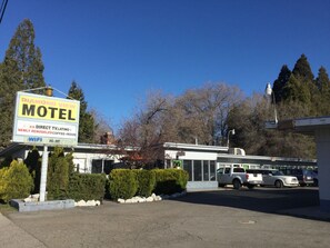 Property entrance - Diamond View Motel (Susanville)