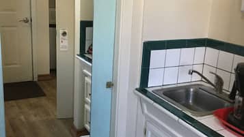 Standard Twin Room, 2 Bedrooms | Bathroom sink