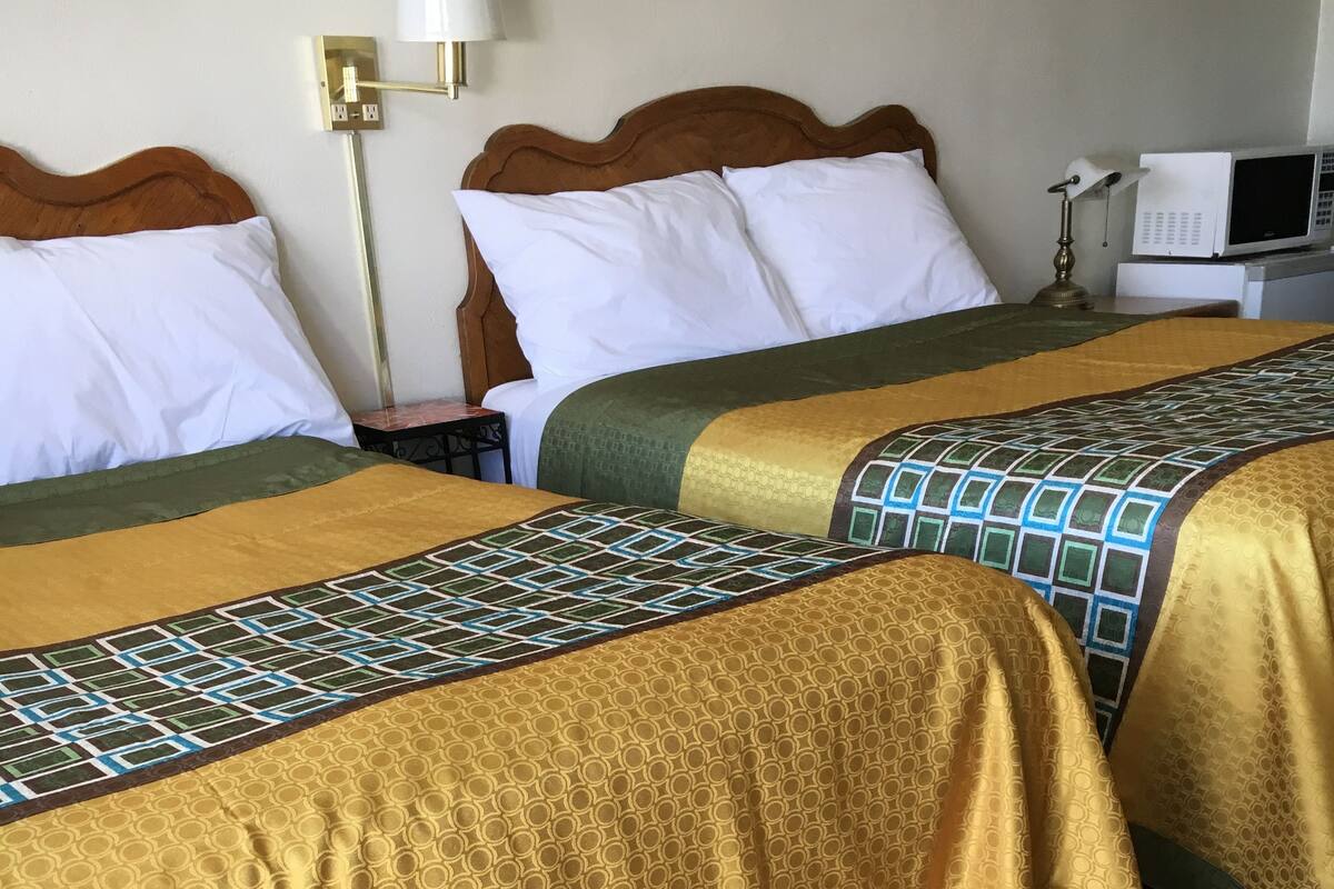 标准房, 2 张双人床 | 办公桌、熨斗/熨衣板、免费 WiFi、床单