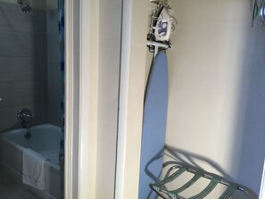 Standard Room, 2 Double Beds | Bathroom | Free toiletries, towels - Diamond View Motel (Susanville)