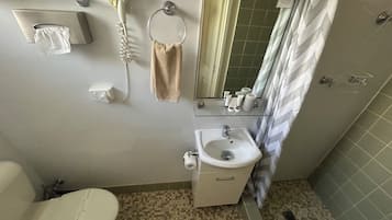 Superior tvåbäddsrum - eget badrum | Badrum | Dusch, regndusch, hårtork och handdukar