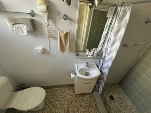 Habitación superior con 2 camas individuales, baño en la habitación | Baño | Regadera, regadera tipo lluvia, secadora de cabello, toallas 