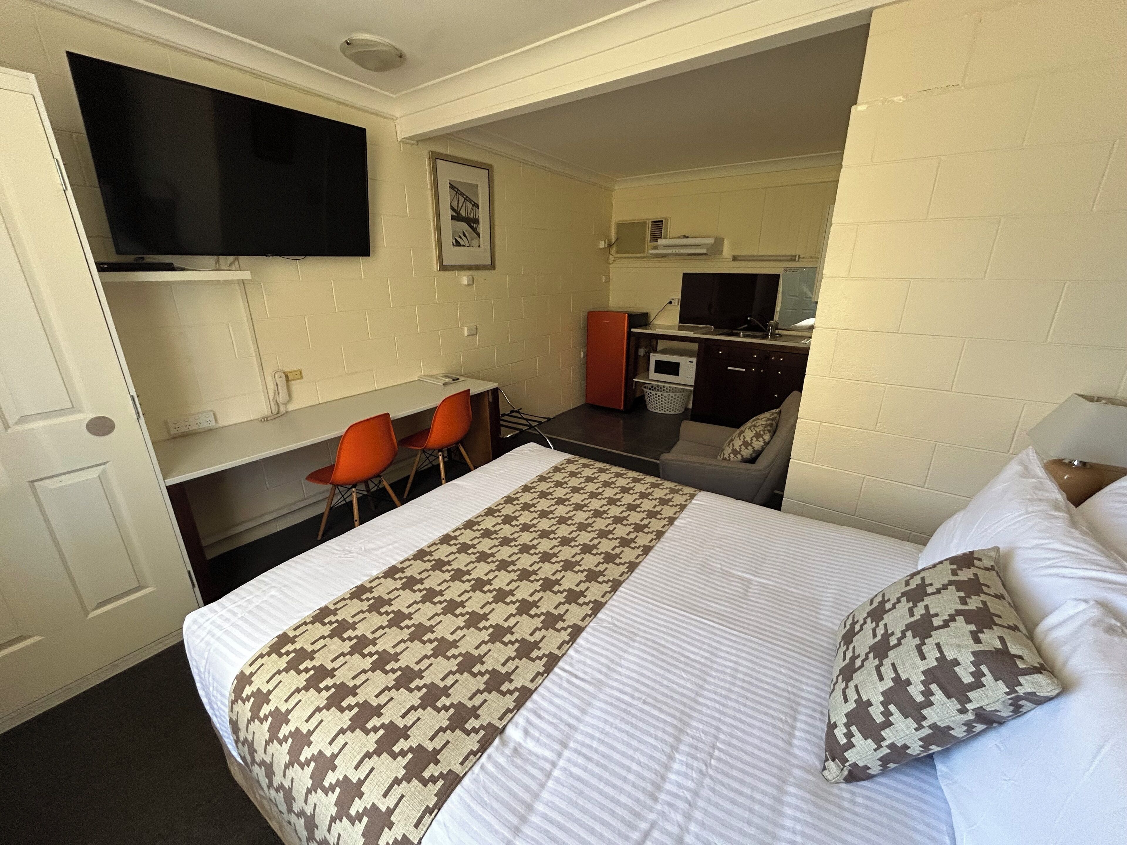 Habitación doble superior, baño en la habitación | Cortinas blackout, tabla de planchar con plancha y wifi gratis 