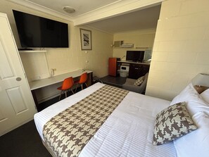 Habitación doble superior, baño en la habitación | Cortinas blackout, tabla de planchar con plancha y wifi gratis 