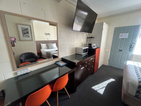 Superior Twin Room, Ensuite | Blackout drapes, iron/ironing board, free WiFi, bed sheets - Warren Motor Inn (Warren)