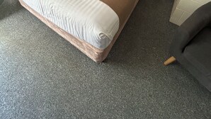 高级双人房 | 遮光窗帘、熨斗/熨衣板、免费 WiFi、床单