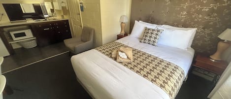 Superior Double Room, Ensuite | Blackout curtains, iron/ironing board, free WiFi, bed sheets