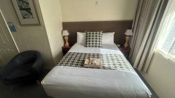 Habitación superior con 1 cama matrimonial o 2 individuales, baño en la habitación | 1 habitación, cortinas blackout y tabla de planchar con plancha