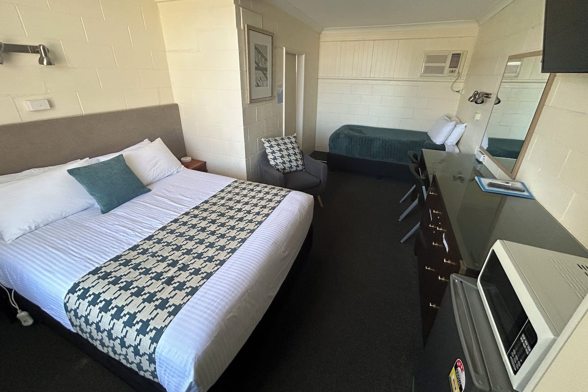 Habitación superior con 2 camas individuales, baño en la habitación | Cortinas blackout, tabla de planchar con plancha y wifi gratis