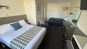 Habitación superior con 2 camas individuales, baño en la habitación | Cortinas blackout, tabla de planchar con plancha y wifi gratis