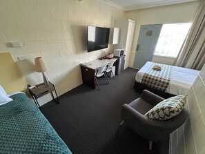 Superior Twin Room, Ensuite | Blackout curtains, iron/ironing board, free WiFi, bed sheets - Warren Motor Inn (Warren)