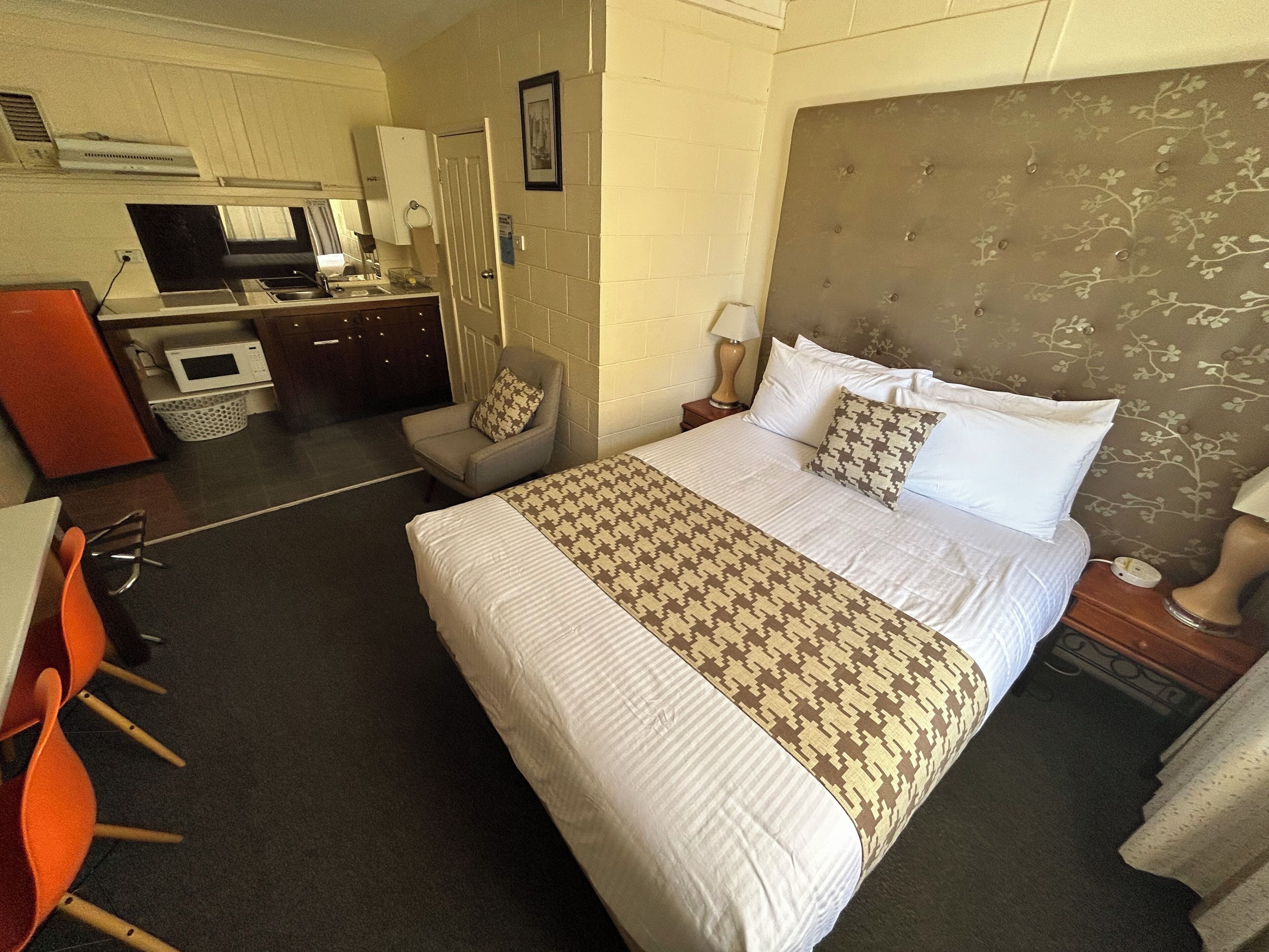 Superior dubbelrum - eget badrum | Mörkläggningsgardiner, strykjärn/strykbräda, gratis wi-fi och sängkläder