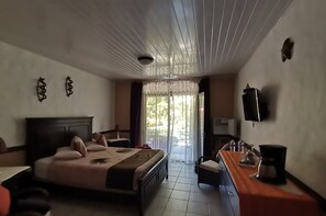 خزنة داخل الغرفة وملاءات أسرّة