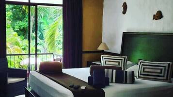 Caja de seguridad en la habitación y ropa de cama