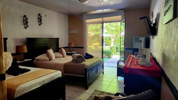 Caja de seguridad en la habitación y ropa de cama 