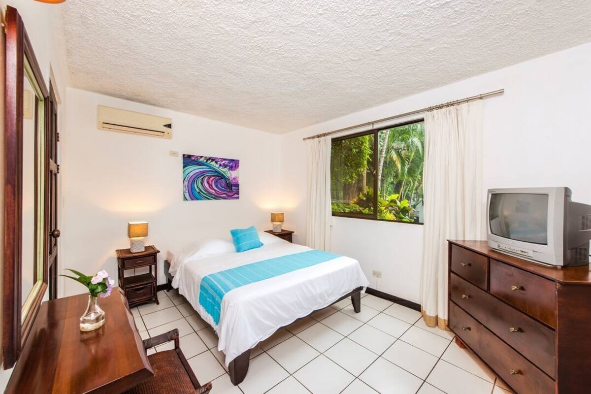 Standard Room, 1 Queen Bed | In-room safe, free cots/infant beds, free WiFi, bed sheets