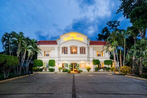 Façade de l’hébergement - soirée/nuit