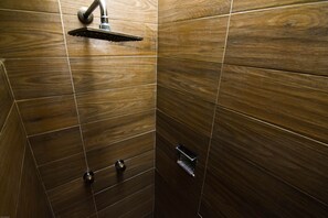 Habitación doble, vistas al jardín | Ducha del cuarto de baño