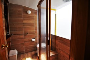 Chambre Double, balcon, vue jardin | Salle de bain
