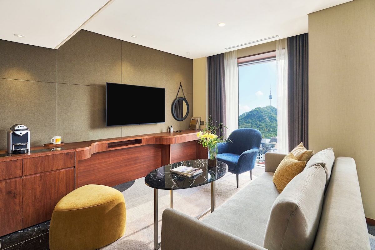Suite, 1 Bedroom, Club Lounge Access, Mountain View | 1 bedroom, premium bedding, in-room safe, individually decorated