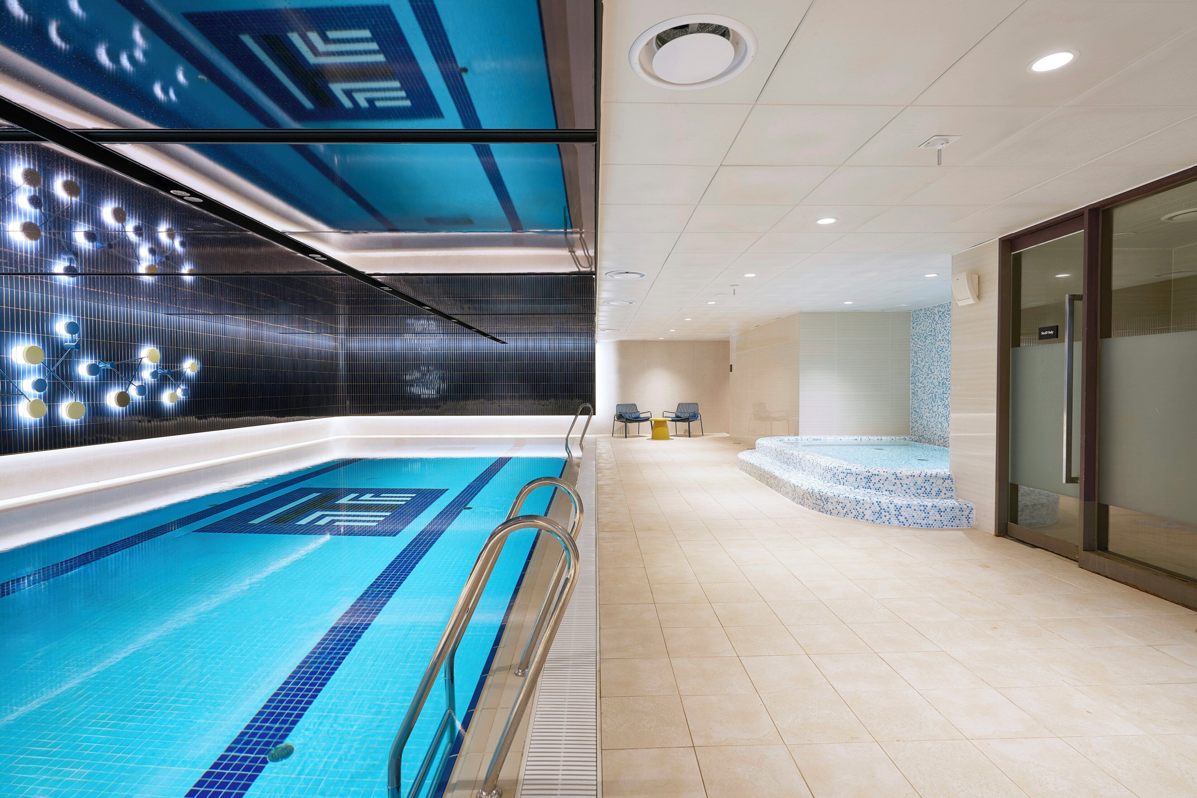 Una piscina cubierta
