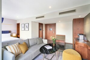 Roupas de cama premium, cofres nos quartos, escrivaninha